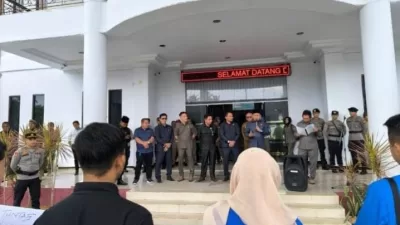 Potret Aksi PMII Mempawah di Gedung DPRD Kab. Mempawah 2025. Doc. istimewa