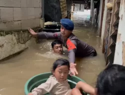 Tim SAR Jakarta Timur Gunakan Ember untuk Evakuasi Balita di Tengah Banjir