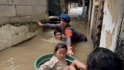 Tim SAR Jakarta Timur Gunakan Ember untuk Evakuasi Balita di Tengah Banjir