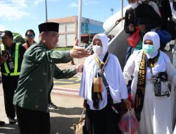 Gubernur Kalbar Sambut Hangat Jemaah Haji Kloter Pertama