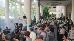 Ratusan mahasiswa gelar demo di DPRD Kalbar, tuntut pencabutan tunjangan DPR RI, pengesahan RUU Perampasan Aset, hingga kenaikan gaji guru dan dosen.