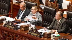Wakil Ketua DPR Adies Kadir (tengah) memimpin rapat Paripurna DPR RI ke-23 Masa Persidangan IV Tahun Sidang 2024-2025 di Kompleks Parlemen, Senayan, Jakarta, Selasa (8/7/2025). (BY/Jawa Pos)