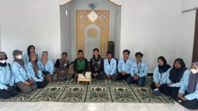 Mahasiswa KKL IAIN Pontianak Tebar Mushaf di Desa Puguk