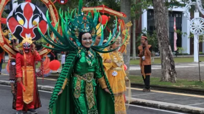 Peserta karnaval gemilang budaya Kalimantan Barat.