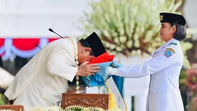 potret-prabowo-cium-bendera-merah-putih-sebelum-dikibarkan-paskibraka-dok-istimewa, BY: detik.com