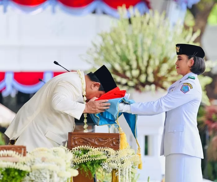 potret-prabowo-cium-bendera-merah-putih-sebelum-dikibarkan-paskibraka-dok-istimewa, BY: detik.com