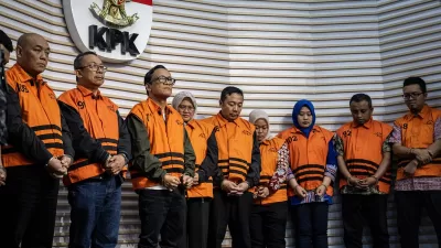 Wakil Menteri Ketenagakerjaan (Wamenaker) Immanuel Ebenezer (ketiga kiri) bersama tersangka lainnya saat dihadirkan sebagai tersangka usai terjaring OTT KPK pada konferensi pers di Gedung Merah Putih KPK, Jakarta, Jumat (22/8/2025). KPK menetapkan Wamenaker Immanuel Ebenezer bersama 10 orang lainnya sebagai tersangka kasus pemerasa pengurusan sertifikat Keselamatan dan Kesehatan Kerja (K3) di Kementerian Ketenagakerjaan. ANTARA FOTO/Bayu Pratama S/foc.