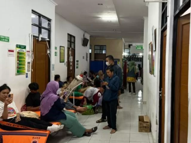 105 siswa di Sumedang diduga keracunan setelah makan MBG. Pemkab tanggung biaya pengobatan, DPRD usul evaluasi dapur penyedia makanan.
