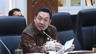DPR RI usulkan Program Makan Bergizi Gratis (MBG) diganti bantuan uang tunai untuk orang tua siswa setelah maraknya kasus keracunan; pemerintah siap evaluasi program.