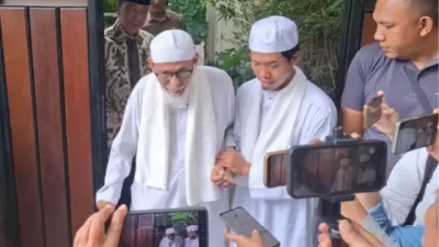 Abu Bakar Ba’asyir temui Jokowi di Solo, sampaikan nasihat agar mantan presiden itu mengamalkan hukum Islam dalam kehidupan bernegara.