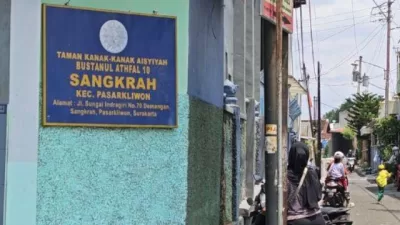 Balita TK di Solo terluka saat bermain prakarya hingga harus disunat sebagai tindakan medis. Dinas Pendidikan pastikan kondisi korban stabil dan lakukan pendampingan psikologis.