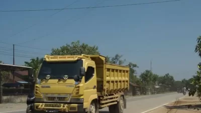 Warga Desa Peniraman, Mempawah, keluhkan debu akibat truk angkutan tanah kuning. Pemerintah diminta turun tangan perbaiki jalan dan awasi perusahaan.