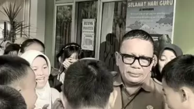Video haru siswa SMPN 1 Prabumulih menangis saat melepas Kepala Sekolah Roni Ardiansyah viral. Roni dimutasi usai menegur anak pejabat. Dinas: hanya rotasi biasa.