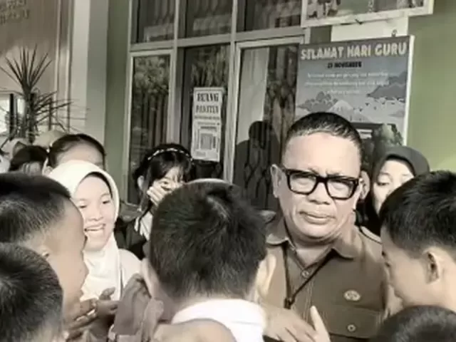 Video haru siswa SMPN 1 Prabumulih menangis saat melepas Kepala Sekolah Roni Ardiansyah viral. Roni dimutasi usai menegur anak pejabat. Dinas: hanya rotasi biasa.