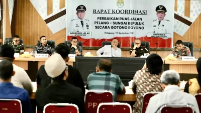 Pemkab Ketapang tegaskan komitmen perusahaan percepat perbaikan jalan Pelang–Sei Kepuluk agar rampung sebelum musim hujan demi kelancaran mobilitas warga.