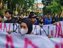 Ratusan Mahasiswa PMII DIY Gelar Aksi di Simpang Tiga UIN Jogja, Sampaikan Sebelas Tuntutan