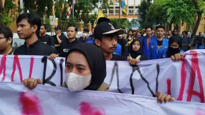 Ratusan Mahasiswa PMII DIY Gelar Aksi di Simpang Tiga UIN Jogja, Sampaikan Sebelas Tuntutan