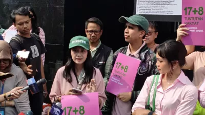Koalisi sipil yang beranggotakan Jerome Polin, Andovi Da Lopez, Jovial Da Lopez, Ferry Irwandi, hingga Fathia Izzati membawa dokumen 17+8 Tuntutan Rakyat ke DPR, Jakarta, Kamis (4/9/2025). (gambar by: detik.com)