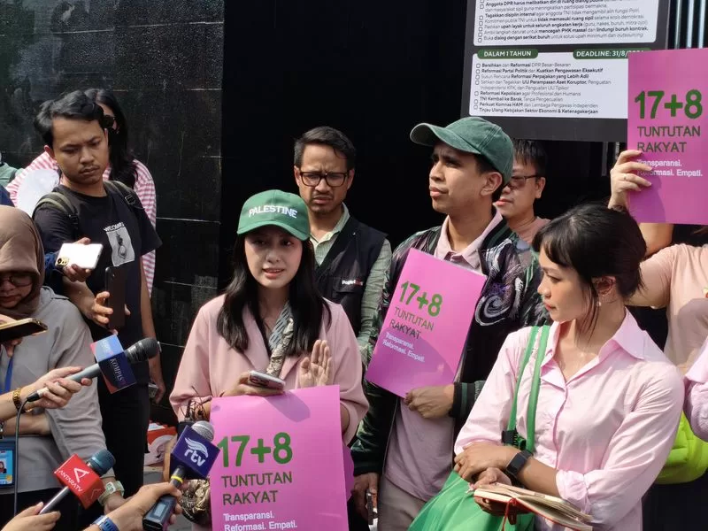 Koalisi sipil yang beranggotakan Jerome Polin, Andovi Da Lopez, Jovial Da Lopez, Ferry Irwandi, hingga Fathia Izzati membawa dokumen 17+8 Tuntutan Rakyat ke DPR, Jakarta, Kamis (4/9/2025). (gambar by: detik.com)