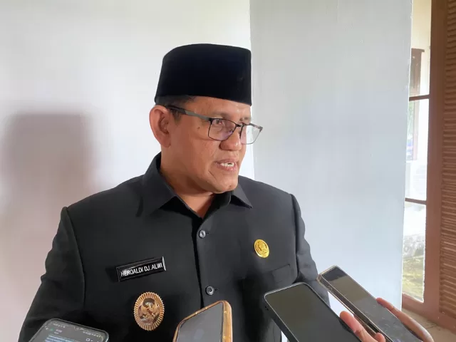 Kontingen Sambas raih peringkat 3 MTQ Kalbar 2025 dan juara stan terbaik. Wabup Heroaldi apresiasi kerja keras kafilah dan harap prestasi terus meningkat.