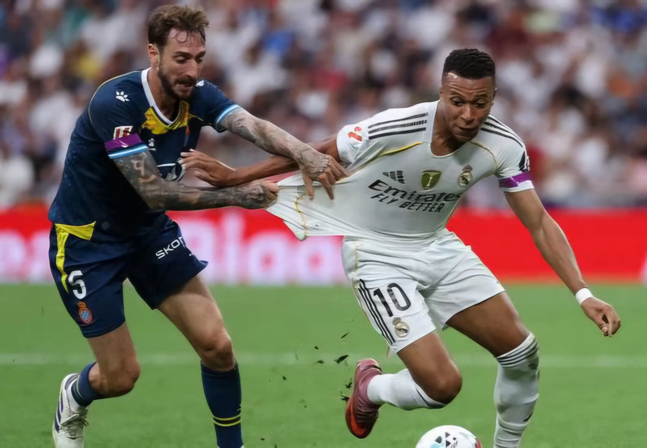 Real Madrid menundukkan Espanyol 2-0 di Bernabéu lewat gol Militao dan Mbappé, menjaga start sempurna dengan 15 poin dari lima laga LaLiga 2025/2026.