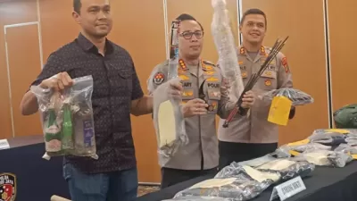 Polda Metro Jaya menetapkan 43 tersangka kerusuhan unjuk rasa Jakarta, termasuk satu anak di bawah umur. Polisi masih memburu aktor utama penggerak ricuh.