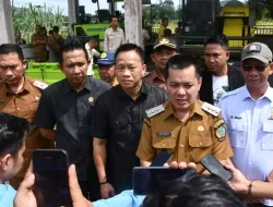 Daud Yordan Serahkan Bantuan Alsintan untuk Petani Kayong Utara