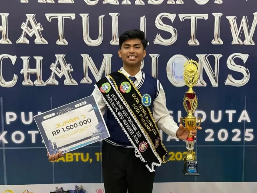 Muhammad Dimas Saputra, siswa kelas XI SMA Negeri 8 Pontianak, berhasil meraih gelar Juara 1 Duta Genre Putera Kota Pontianak 2025.