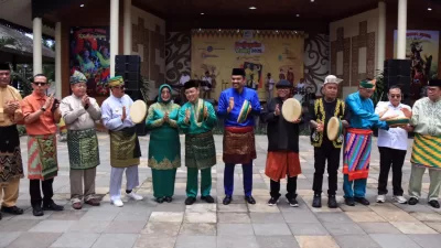 Gubernur Kalbar Ria Norsan menghadiri Bejapin 2025 di TMII Jakarta. Acara ini menjadi ajang silaturahmi, pelestarian budaya, dan pemberdayaan UMKM masyarakat Kalbar di perantauan.