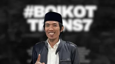 Mr Makkulawue, alumni Pondok Pesantren Khulafaurrasyidin, menilai tayangan Xpose Uncensored Trans7 bukan kekeliruan, tapi kesengajaan yang melecehkan kiai dan pesantren. Ia desak KPI dan Komdigi bertindak tegas jelang Hari Santri Nasional.