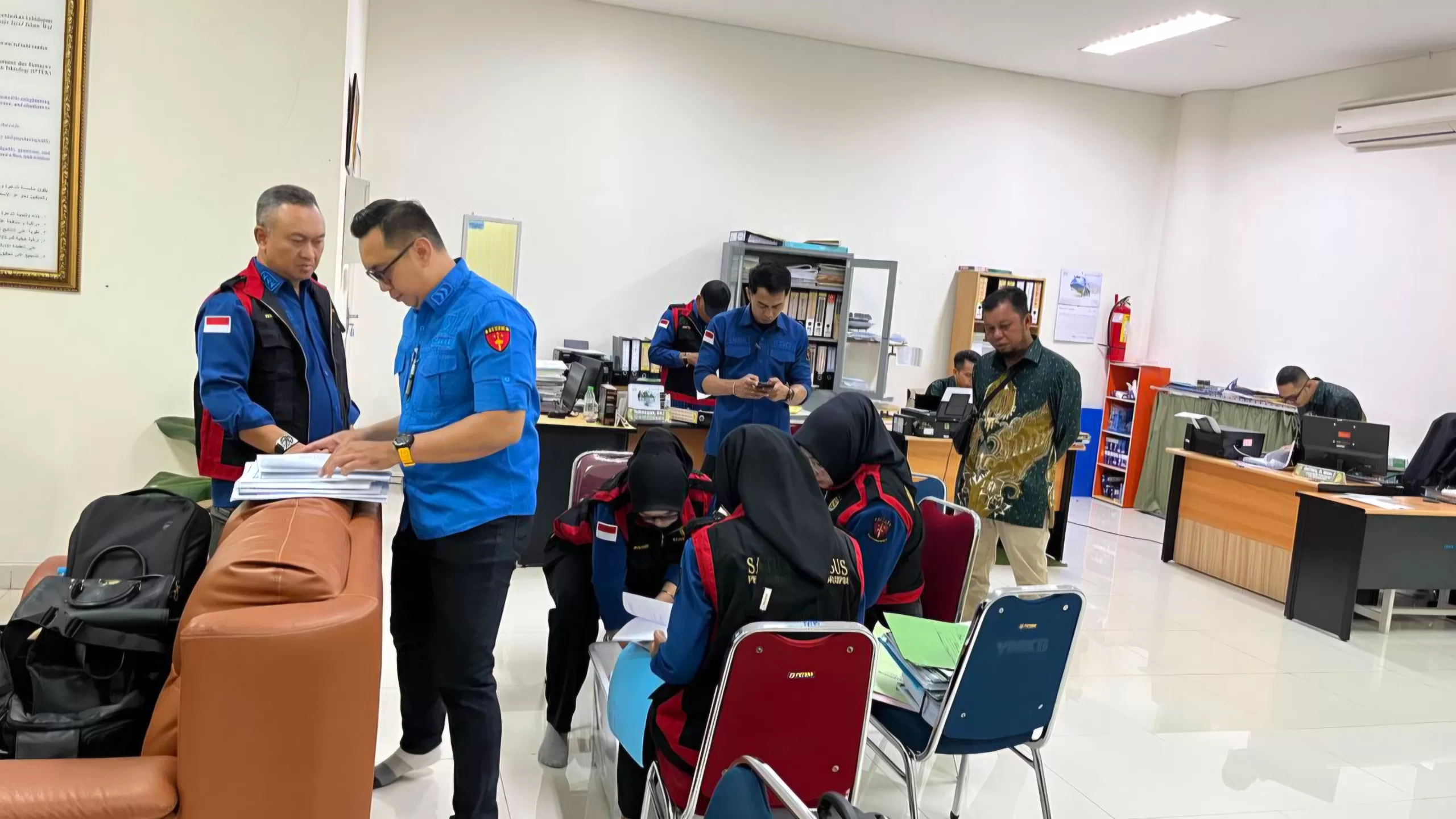 Kejati Kalbar menggeledah Yayasan Mujahidin Pontianak terkait dugaan korupsi dana hibah Pemprov Kalbar senilai Rp22 miliar. Sejumlah dokumen penting diamankan.