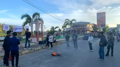 Persatuan Mahasiswa Mempawah (PRISMA) menggelar Mimbar Bebas di Waterfront Mempawah memperingati Sumpah Pemuda dan Hari Pahlawan. Enam tuntutan disuarakan, mulai dari transparansi anggaran hingga efisiensi TPP pejabat daerah.