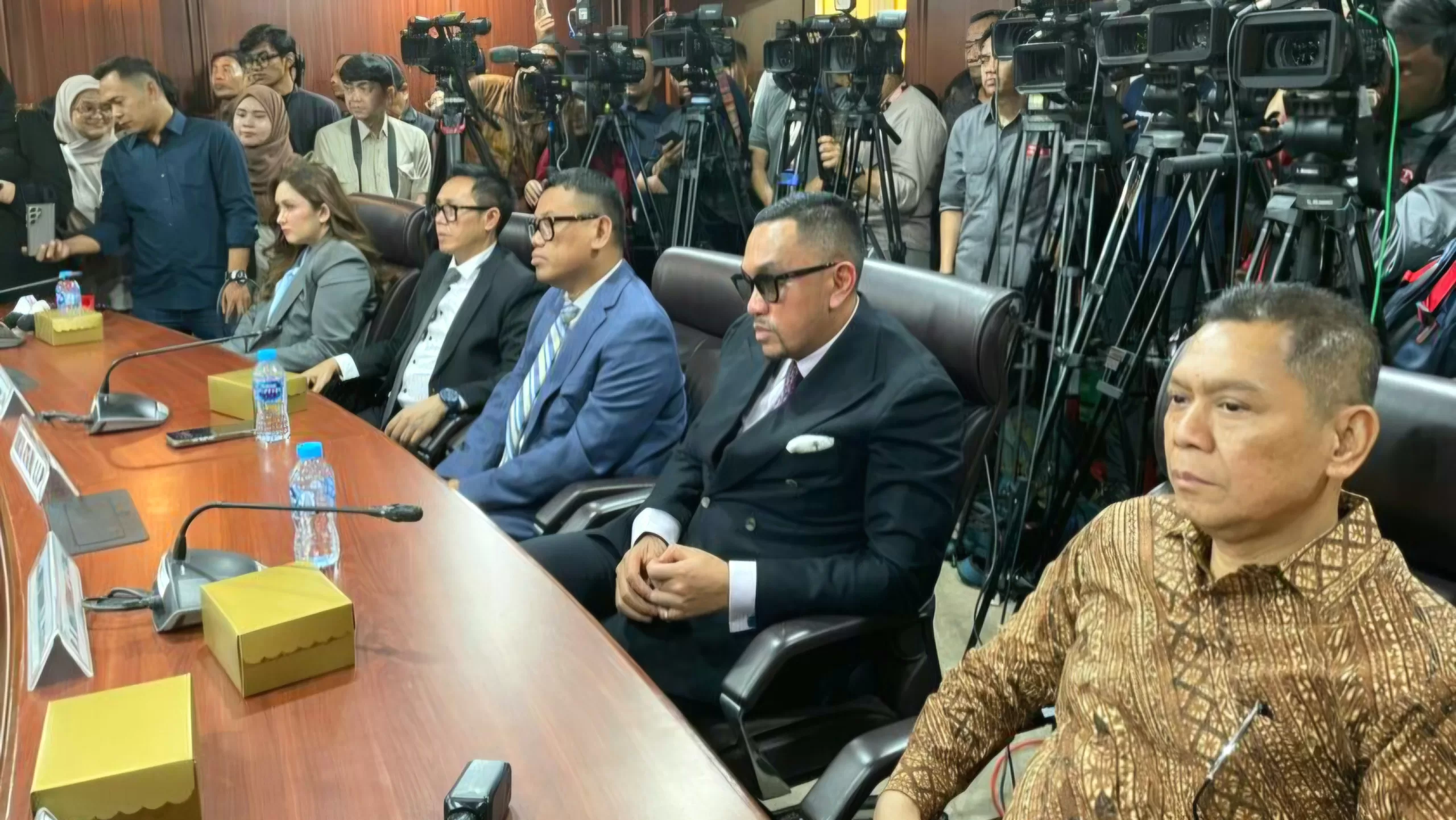 MKD DPR RI menjatuhkan sanksi etik kepada lima anggota DPR. Tiga dinonaktifkan, sementara Uya Kuya dan Adies Kadir kembali aktif setelah dinyatakan tidak melanggar.