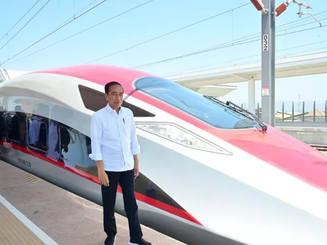 Pakar hukum desak KPK panggil Jokowi terkait proyek Kereta Cepat Jakarta–Bandung yang diduga bermasalah dan berisiko terhadap fiskal negara.