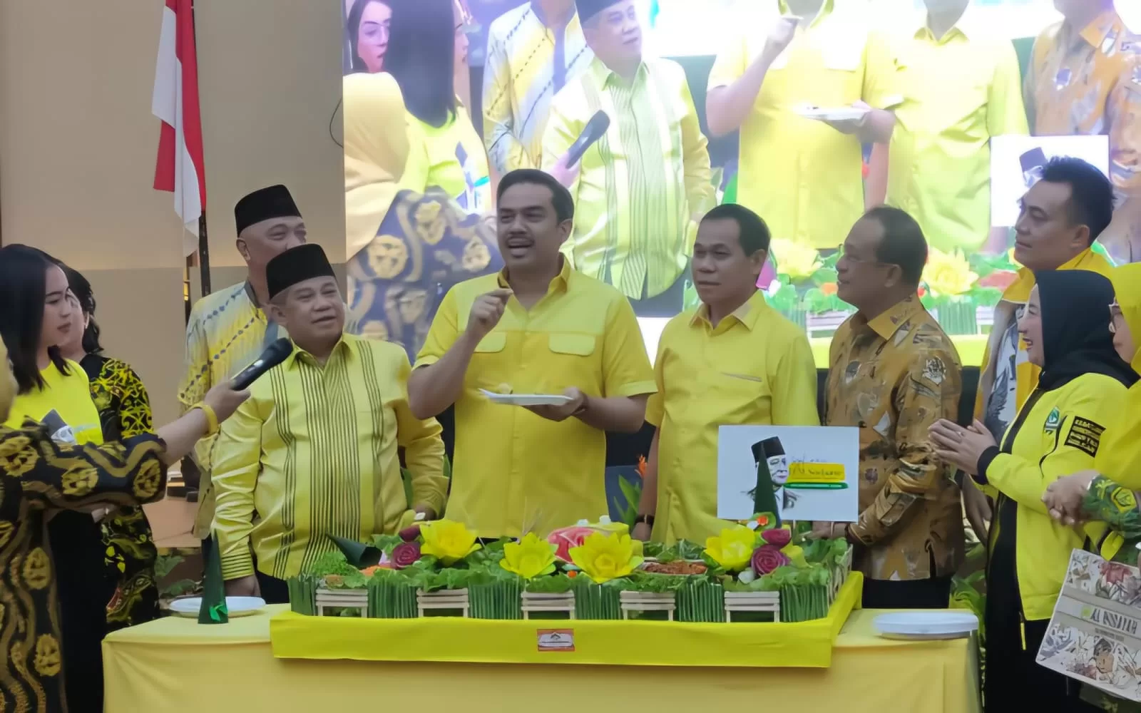 Golkar Kalbar berencana membangun patung Soeharto di depan sekretariatnya dan menggelar sayembara desain sebagai bentuk penghormatan atas gelar Pahlawan Nasional.