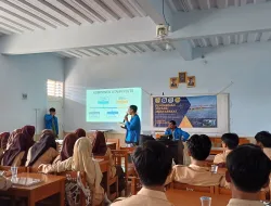 Mahasiswa Teknik Elektro Universitas Pamulang Edukasi Siswa SMA Nurul Falaah tentang Penerangan Jalan Tenaga Surya