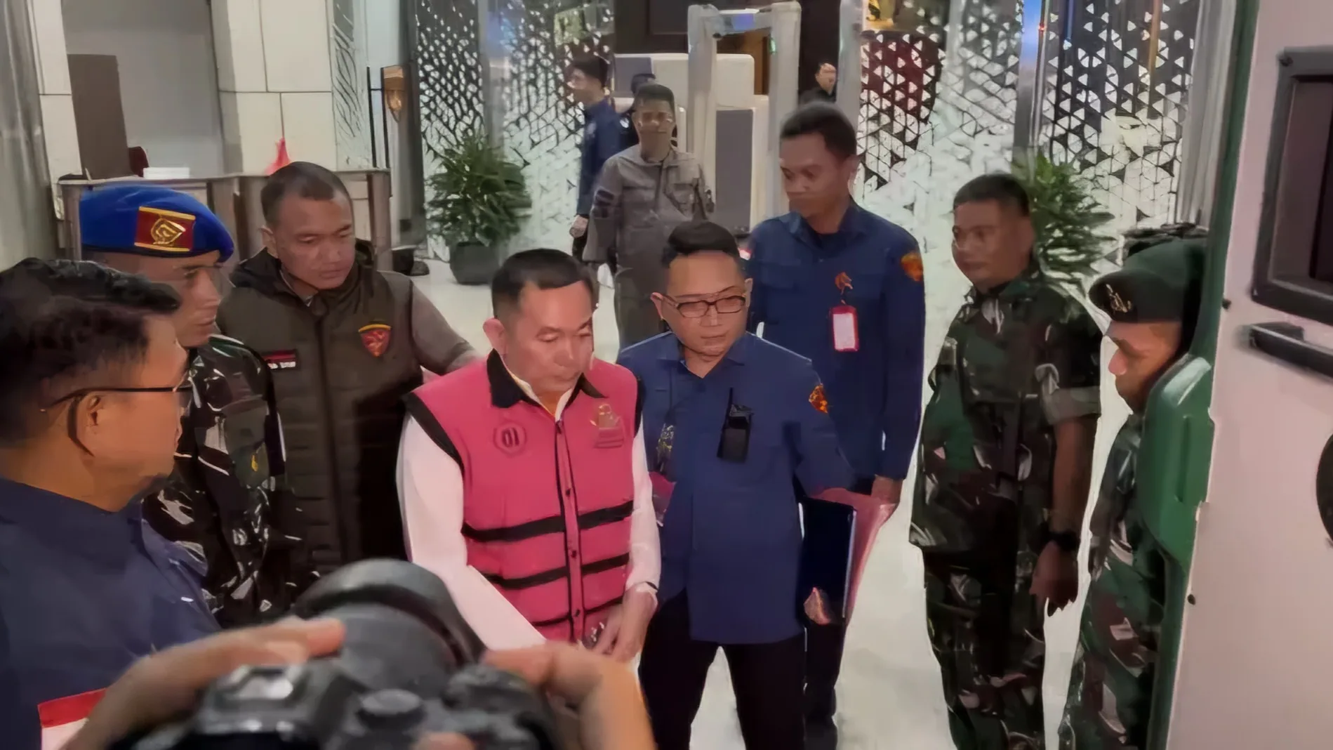 Kejaksaan Agung menetapkan dan menahan SDT, beneficial owner PT QSS, terkait dugaan korupsi penyimpangan izin usaha pertambangan bauksit di Kalimantan Barat periode 2017–2025.