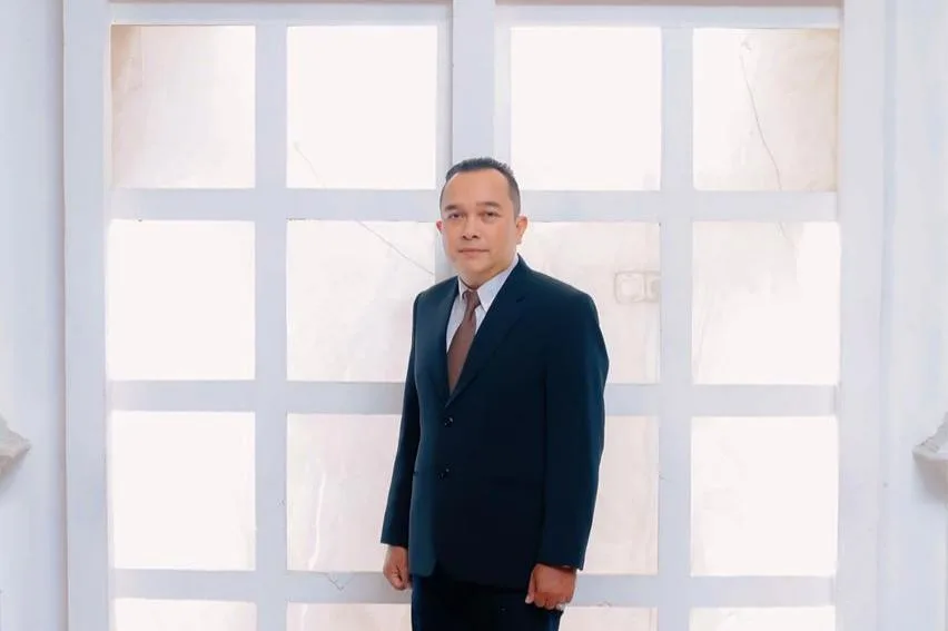 Prof. Dr. Erwin dari IAIN Pontianak meraih gelar Profesor berkat karya dan penelitian tentang manuskrip, pendidikan Islam, serta pelestarian budaya Melayu Sambas.